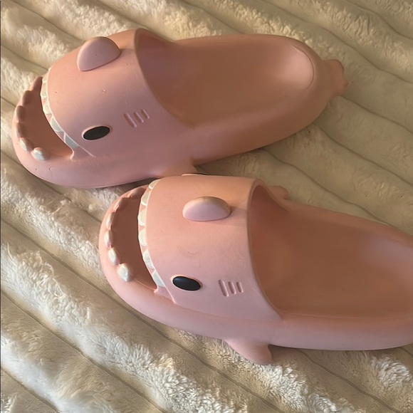 Women’s pink Shark slides - Picture 7 of 7